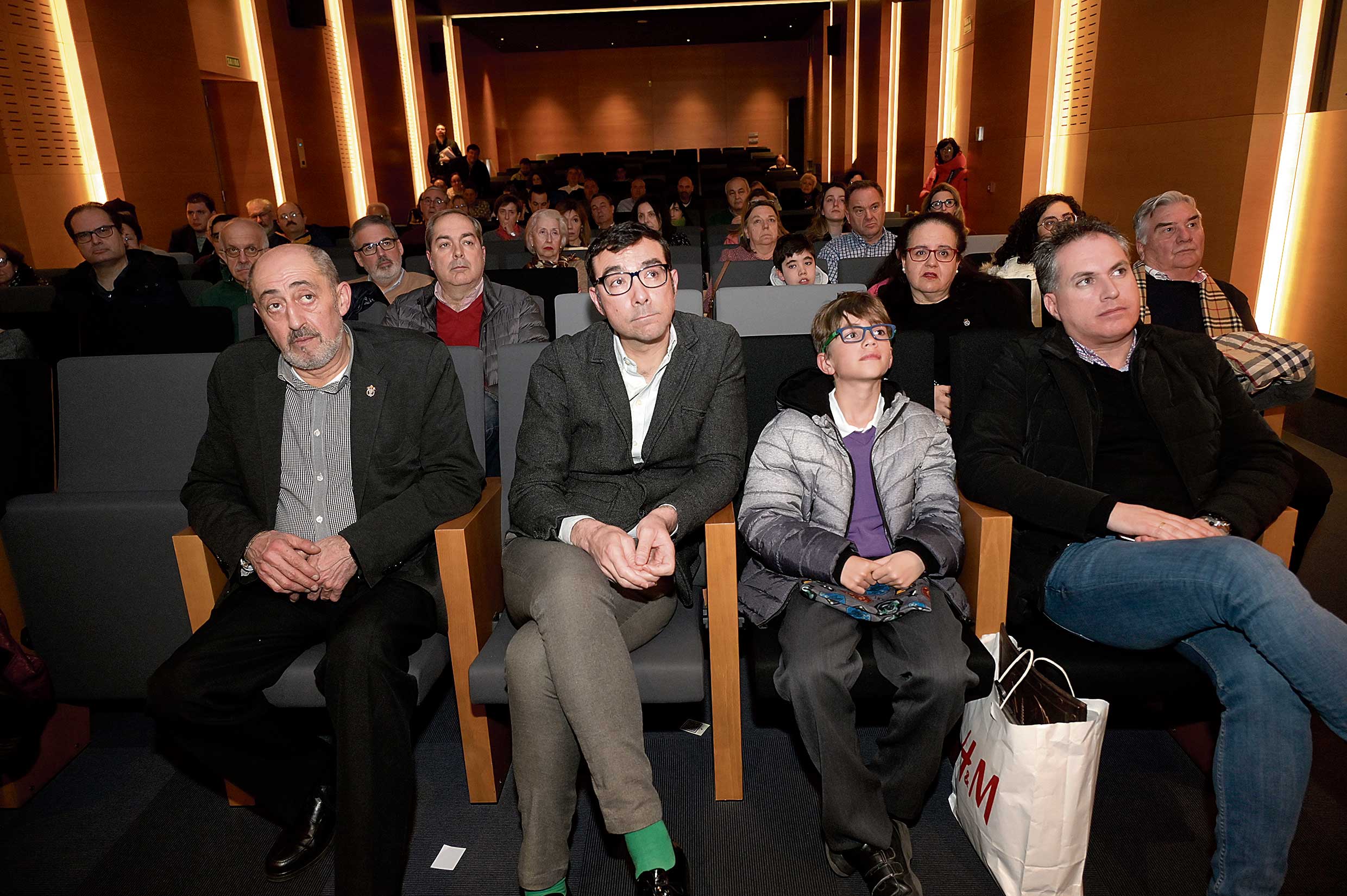 Carlos García Rioja (centro), ayer en el Museo de Semana Santa en la presentación de su libro, ‘75 años juntos’. | MAURICIO PEÑA