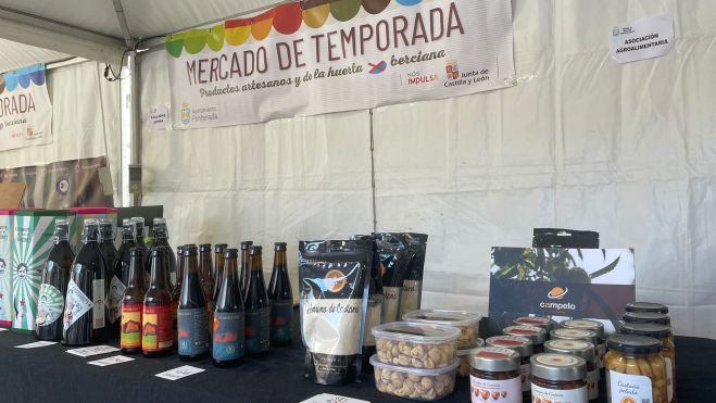 Uno de los puestos del mercado de invierno de Ponferrada. | JAVIER FERNÁNDEZ Uno de los puestos del mercado de invierno de Ponferrada. | JAVIER FERNÁNDEZ