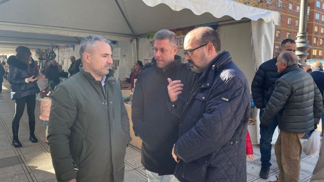 David Pacios, a la izquierda, es el impulsor de estos mercados. | JAVIER FERNÁNDEZ David Pacios, a la izquierda, es el impulsor de estos mercados. | JAVIER FERNÁNDEZ