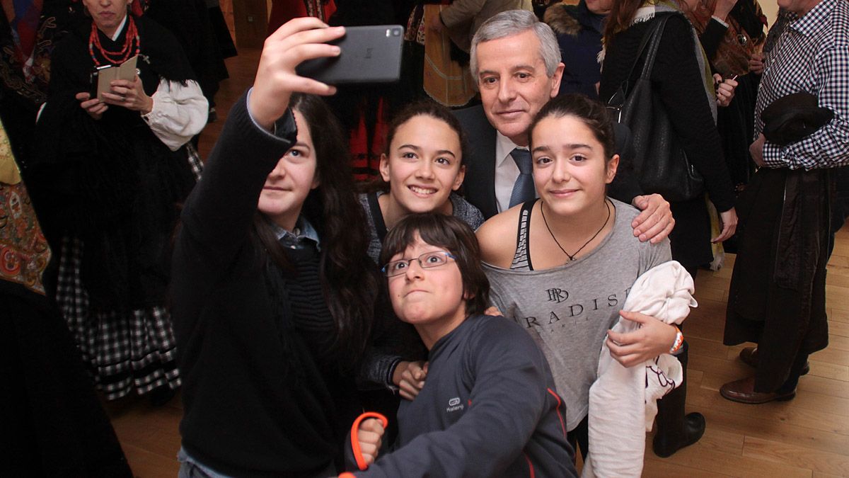 Los alumnos quisieron hacerse un selfie con su entrevistado, el alcalde. | ICAL