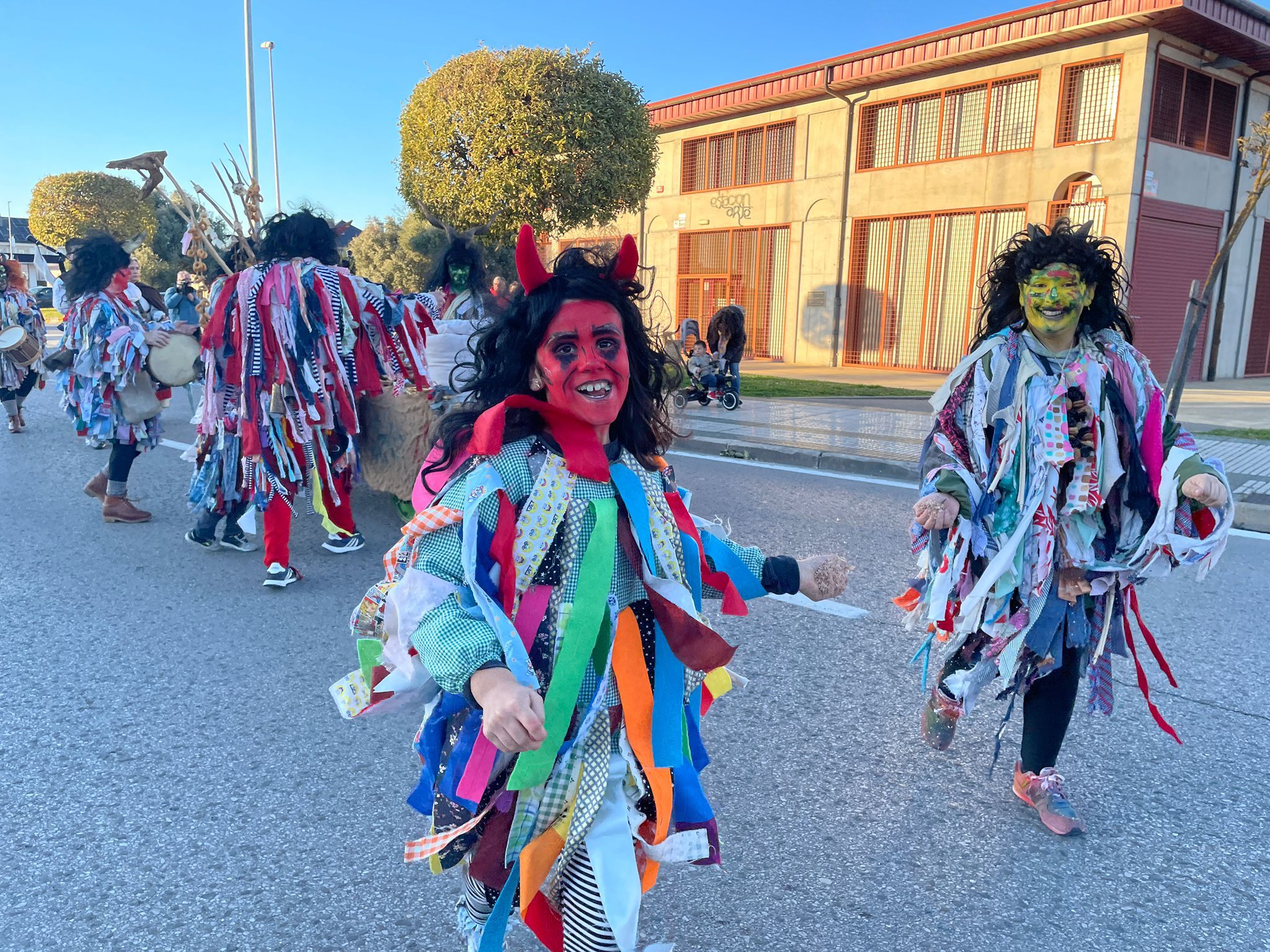 El Entroido inaugura el Carnaval de Ponferrada. | JAVIER FERNÁNDEZ