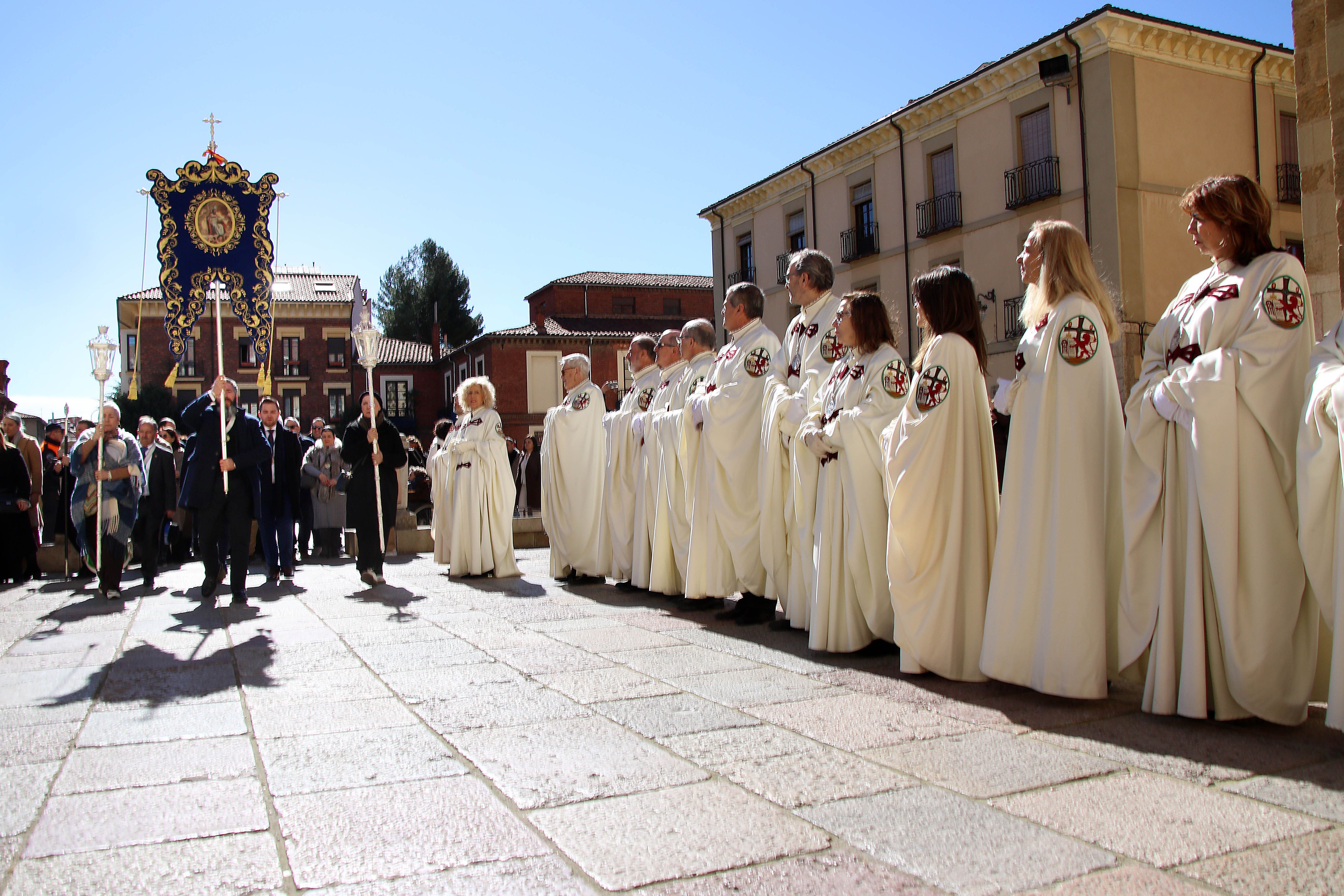 Miembros de la Cofradía del Pendón de San Isidoro reciben a los romeros. | ICAL Miembros de la Cofradía del Pendón de San Isidoro reciben a los romeros. | ICAL