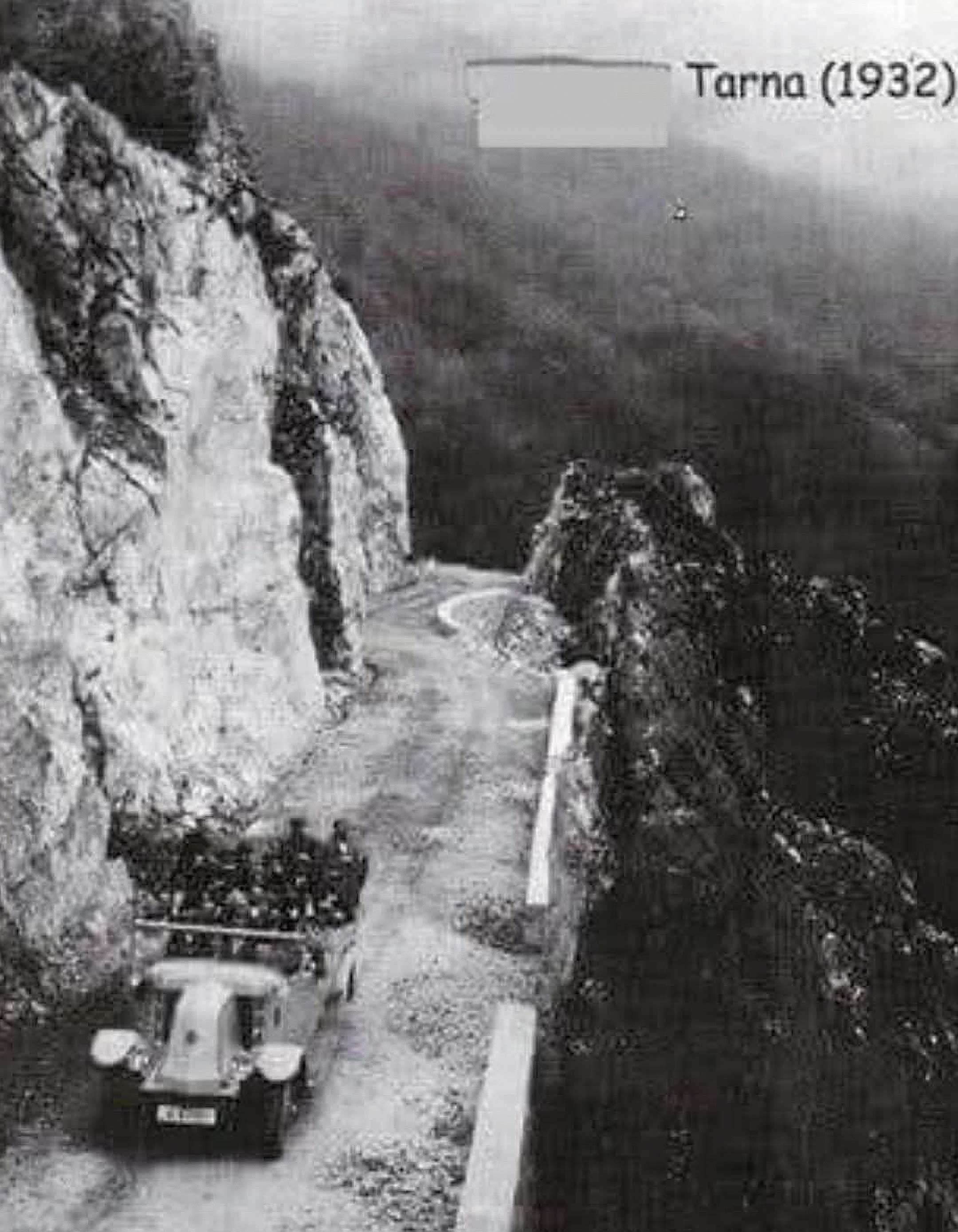 Coche de línea en Tarna, en 1932. | ARCHIVO ESTEBAN RODRÍGUEZ 