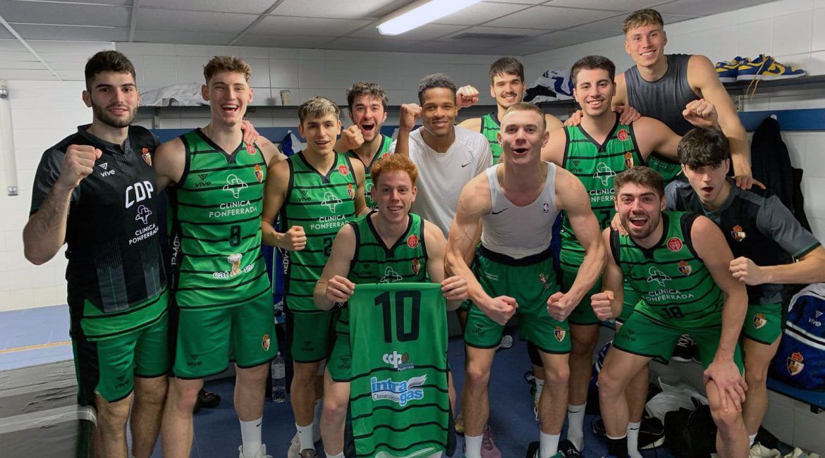 Los jugadores del Clínica Ponferrada festejan la victoria. | BALONCESTOSDP