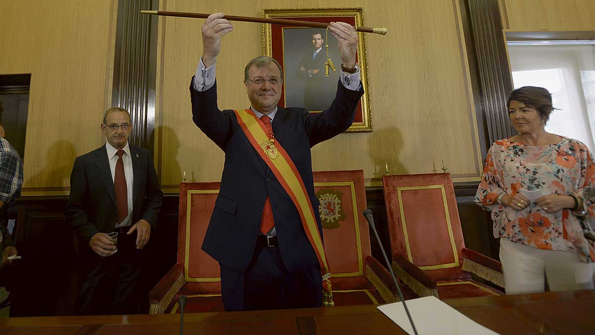 Silván muestra su bastón de mando tras tomar posesión como alcalde de León hace ahora un año. | MAURICIO PEÑA