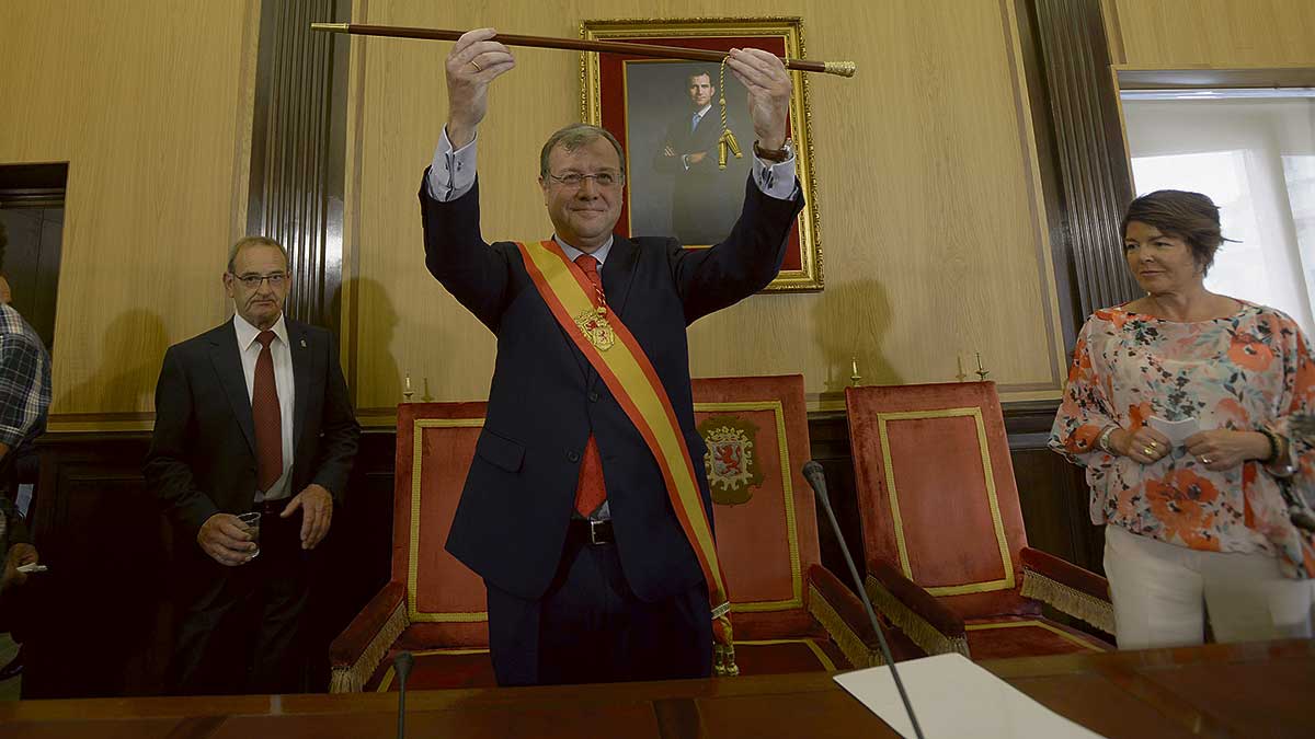 Silván muestra su bastón de mando tras tomar posesión como alcalde de León hace ahora un año. | MAURICIO PEÑA Silván muestra su bastón de mando tras tomar posesión como alcalde de León hace ahora un año. | MAURICIO PEÑA