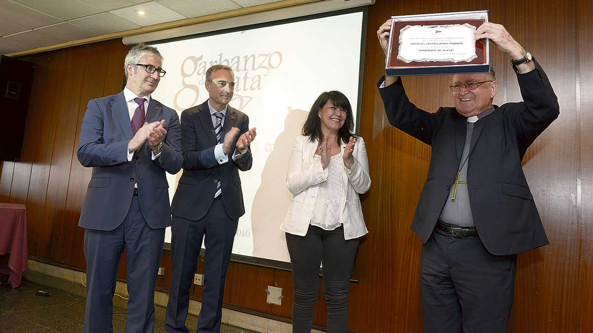 Nicolás Castellanos recoge el premio del Club Peñalba. | MAURICIO PEÑA