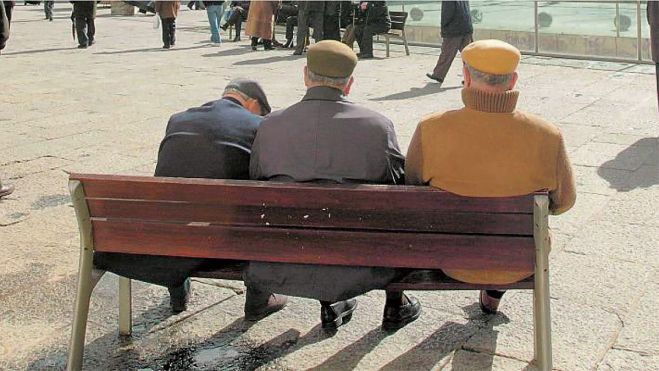 Tres leoneses de avanzada edad descansando en un banco de la capital. | MAURICIO PEÑA