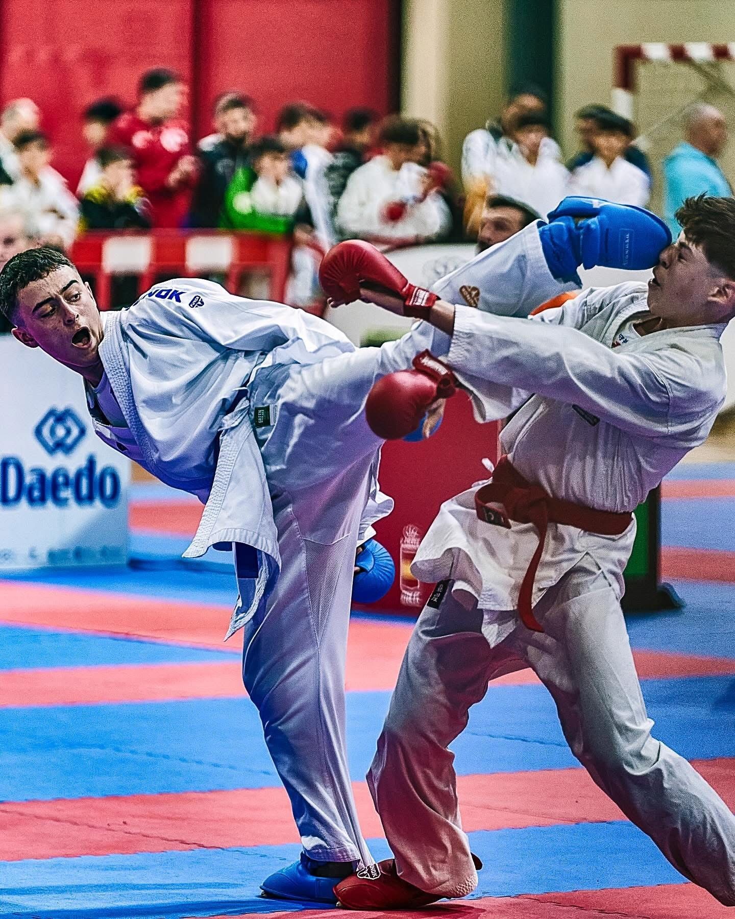 Carcedo golpea en su rival. | L.N.C.