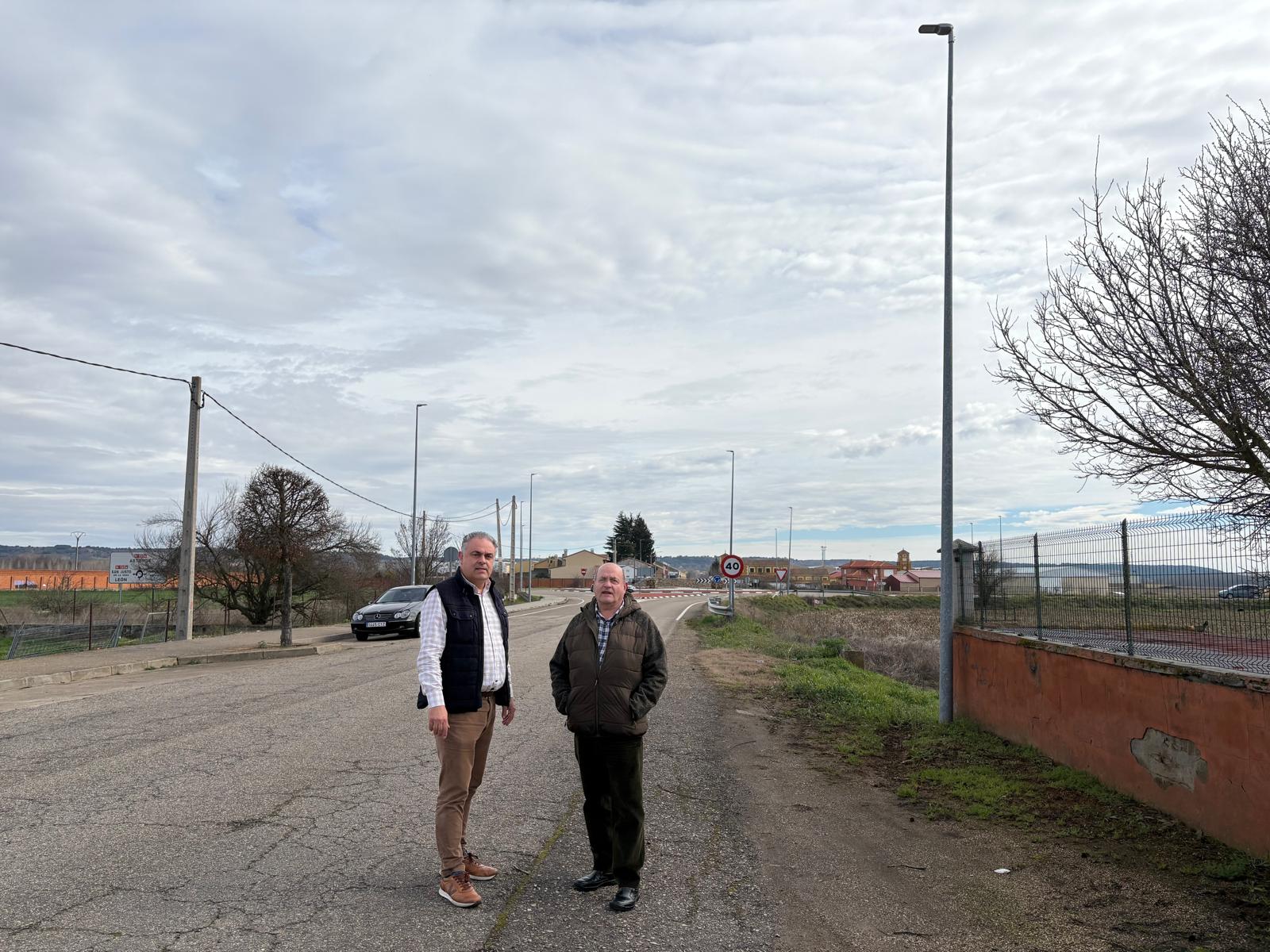 Nieto y Blanco en la zona de Entrevías en la que se ha mejorado la iluminación. | L.N.C. Nieto y Blanco en la zona de Entrevías en la que se ha mejorado la iluminación. | L.N.C.