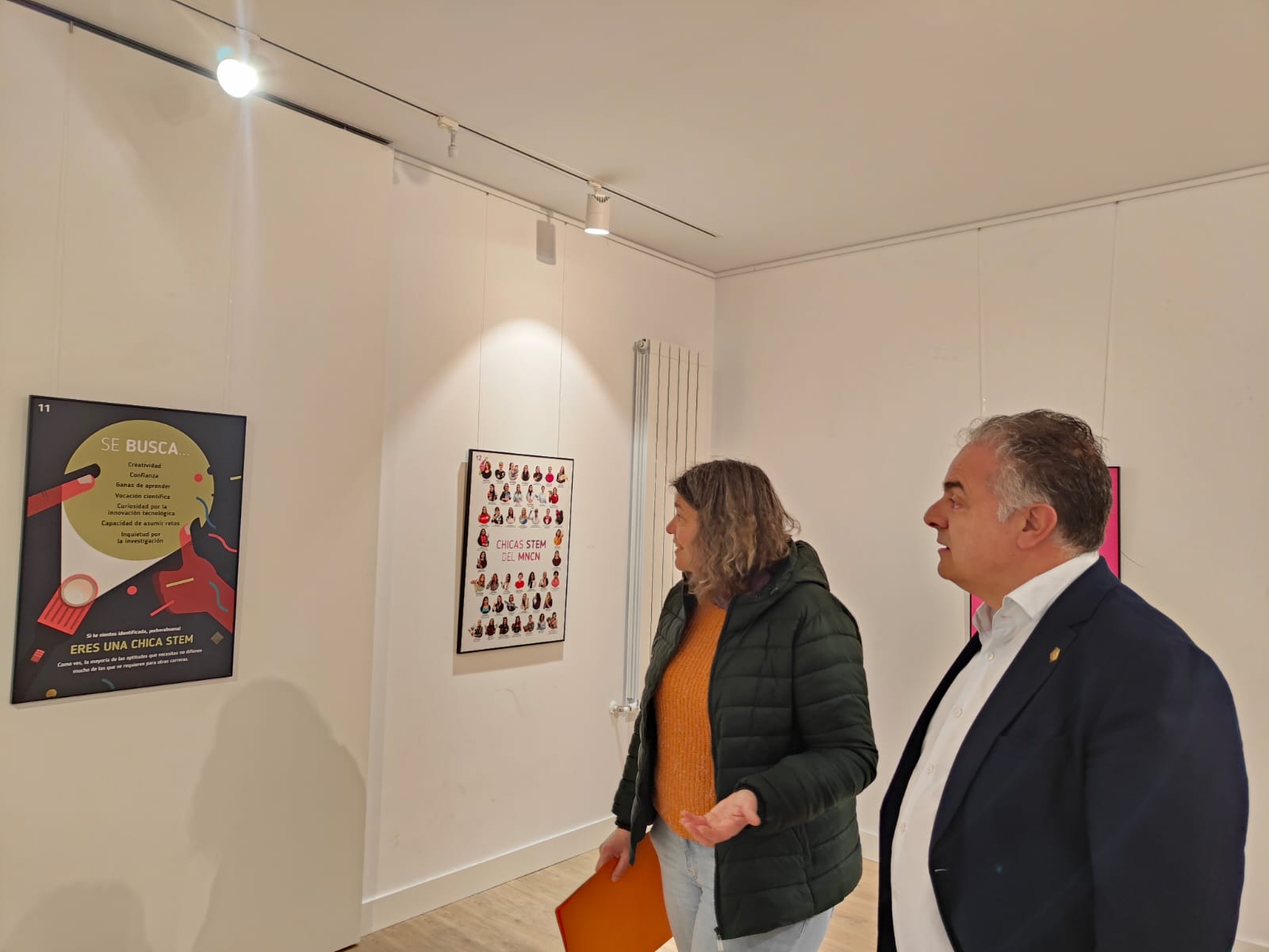 Un instante de la inauguración de la exposición en la biblioteca de Astorga. | L.N.C.