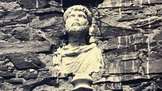 Imagen del busto romano que estuvo en la espadaña de la iglesia de Quintana. | SAÚL ARÉN