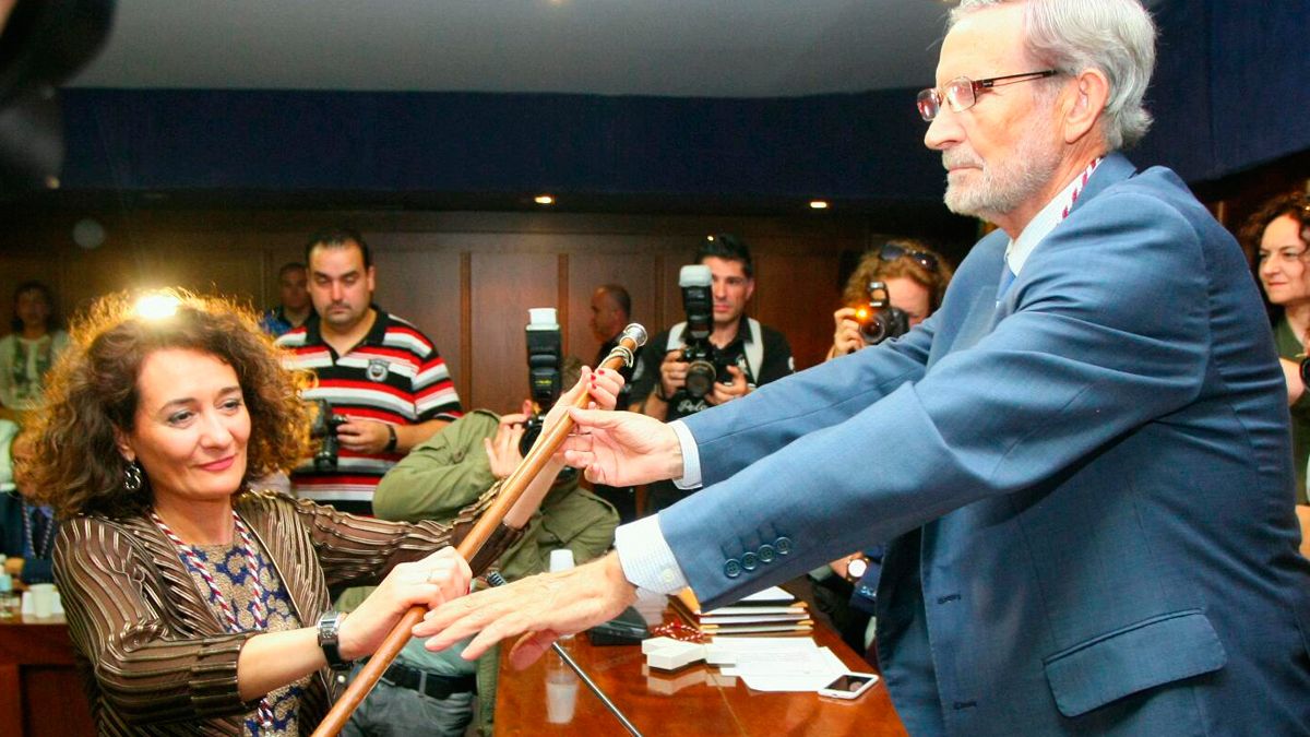 Gloria Fernández Merayo recibe el bastón de mando durante su investidura como alcaldesa de Ponferrada, el 13 de junio del año pasado. | CÉSAR SÁNCHEZ (ICAL)