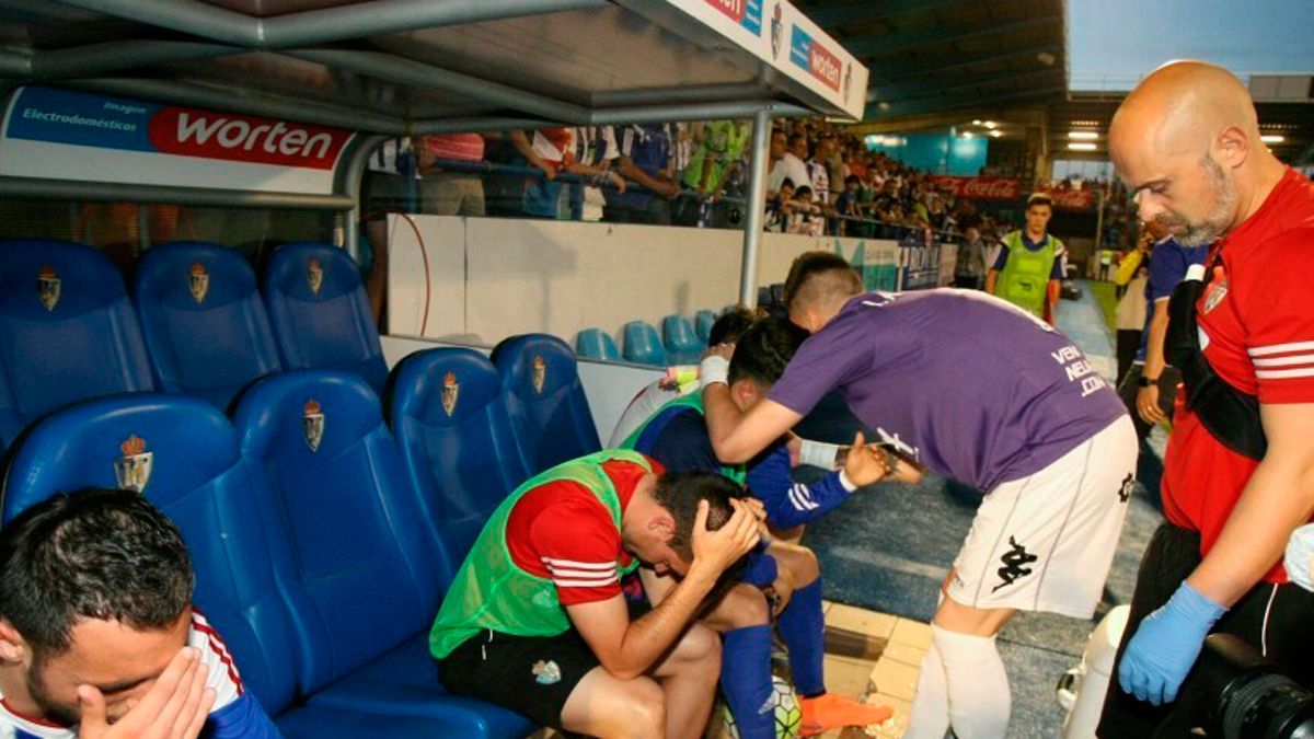 Jugadores y cuerpo técnico de la Ponferradina lamentan el descenso tras la derrota ante el Girona. | LA LIGA