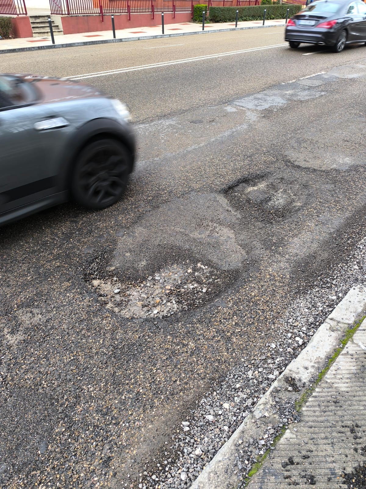 Socavón en la calle Riosol.