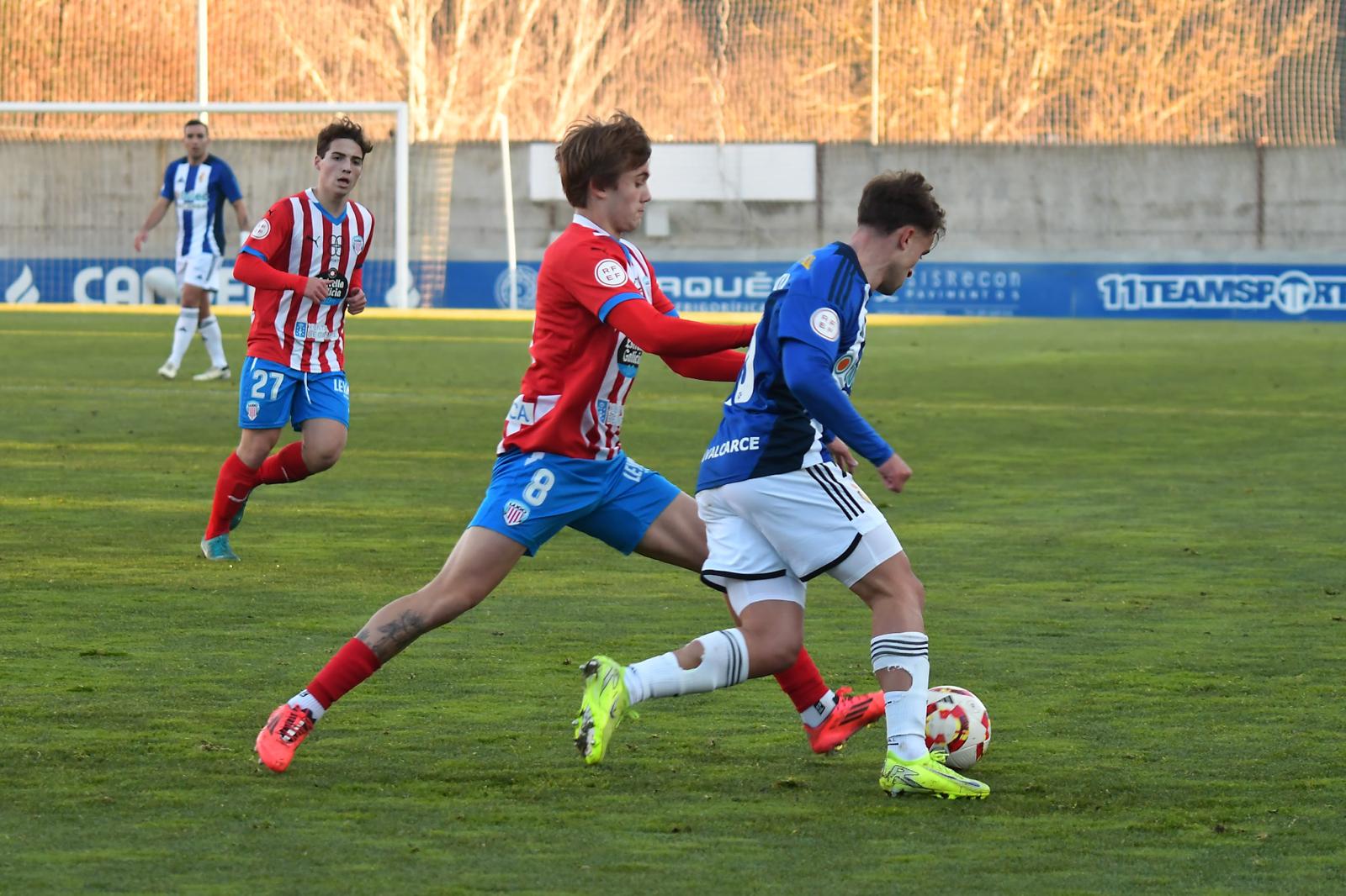 Un duelo del partido de ida entre la Ponferradina y el Lugo. QUINITO
