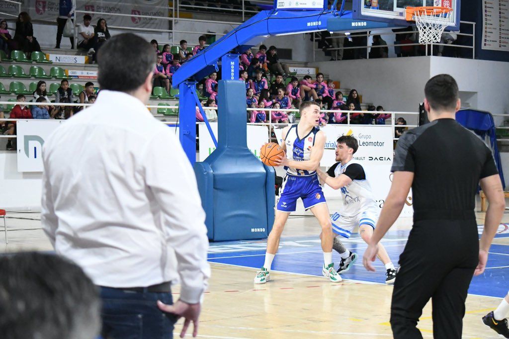 El Clínica Ponferrada recibe a un rival directo como Archena. CLÍNICA PONFERRADA