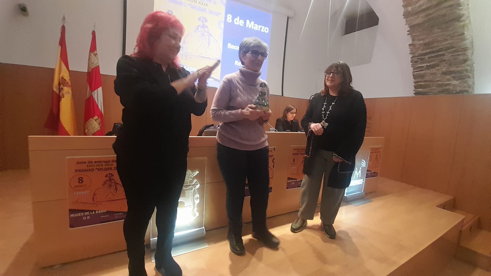 Entrega del reconocimiento a Henar Fernández como Mujer berciana del año. | MAR IGLESIAS