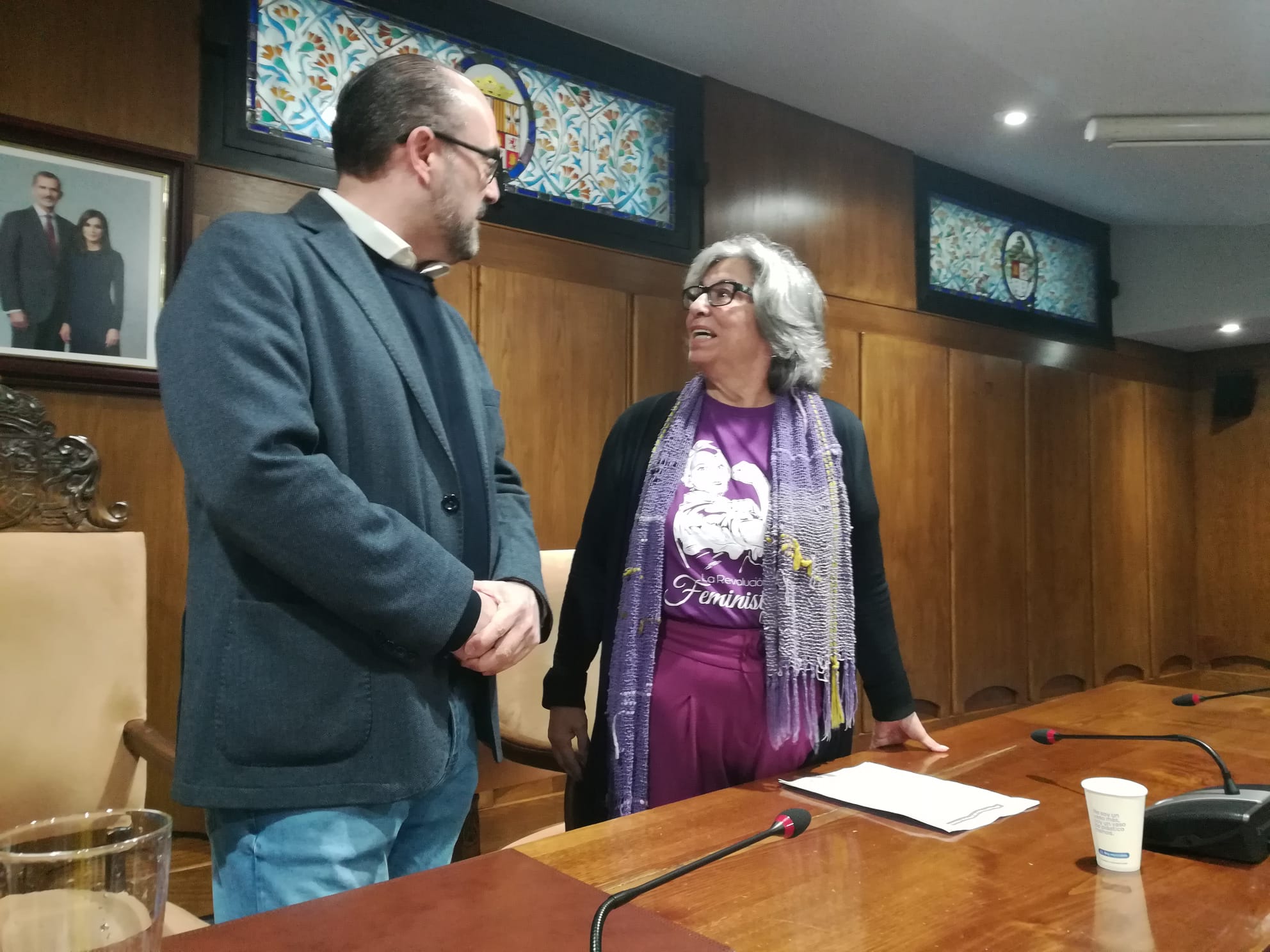 Día de la Mujer en Ponferrada, con el primer edil y la presidenta de Mujeres por la Igualdad en el Consistorio. | MAR IGLESIAS