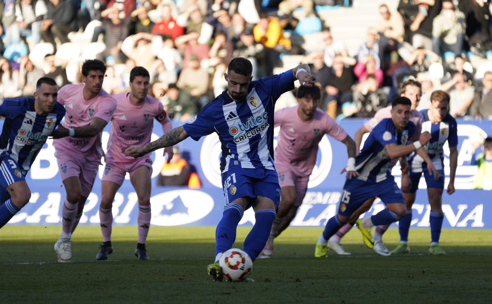 Cortés lanzando el penalti contra la Segoviana . PONFERRADINA