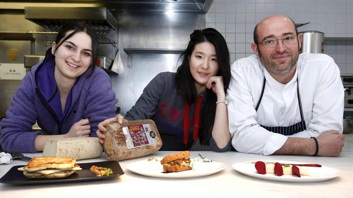 LOs dos estudiantes de cocina junto a Juanjo Pérez, chef de Cocinandos. | ICAL