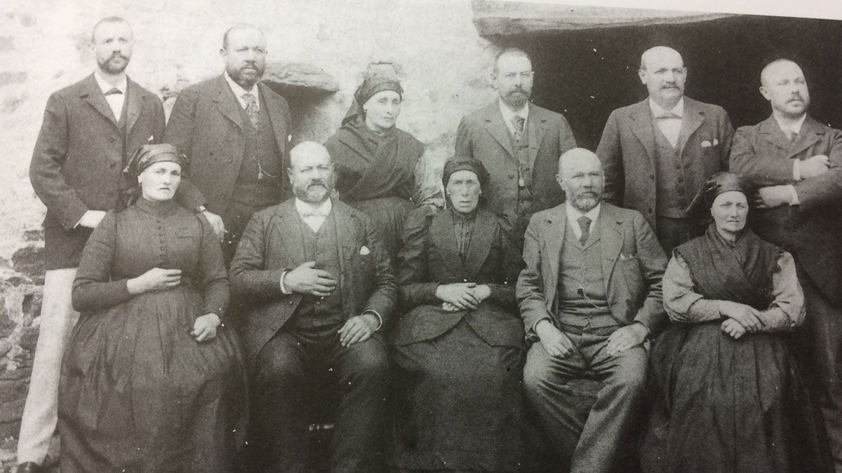 Los once hermanos Rodríguez, en el patio de la casa familiar en San Miguel de Laciana.