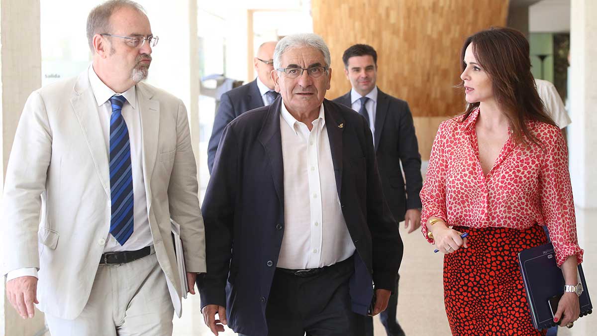 La presidenta de las Cortes y de la Fundación Villalar-Castilla y León, Silvia Clemente, el consejero de Educación, Fernando Rey, y el presidente de la Fundación Secretariado Gitano, Pedro Puente.