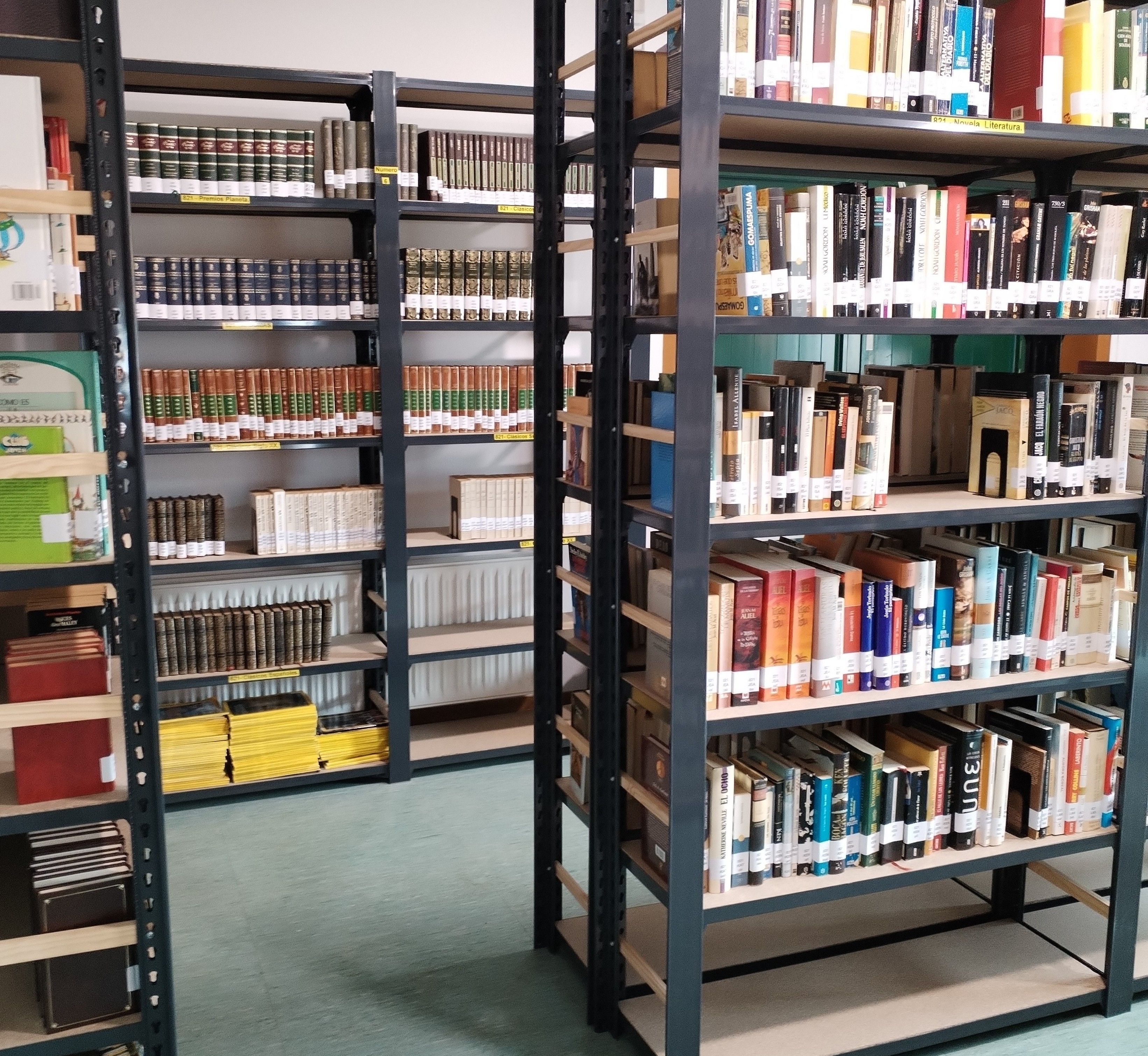La biblioteca abrirá este viernes con servicio de consulta y préstamo de libros. 