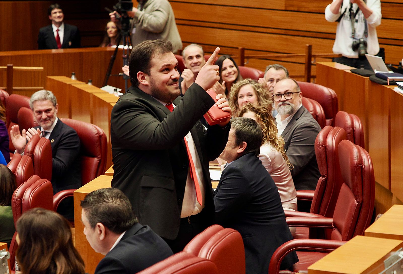 Toma de posesión del nuevo procurador socialista Carlos Fernández en el Pleno de las Cortes. | ICAL