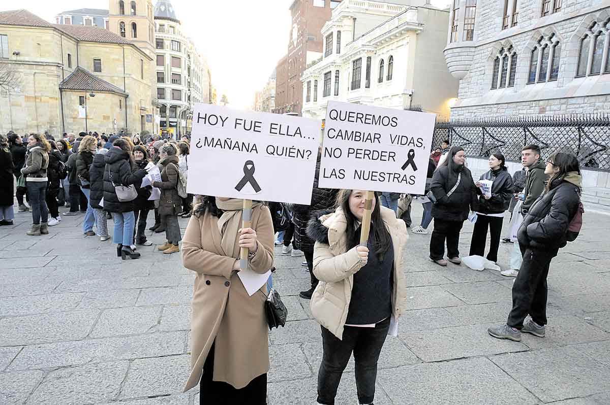 La plaza de Botines acogió la concentración acompañada de numerosos carteles reivindicativos y en la que se dio lectura a un manifiesto. MAURICIO PEÑA