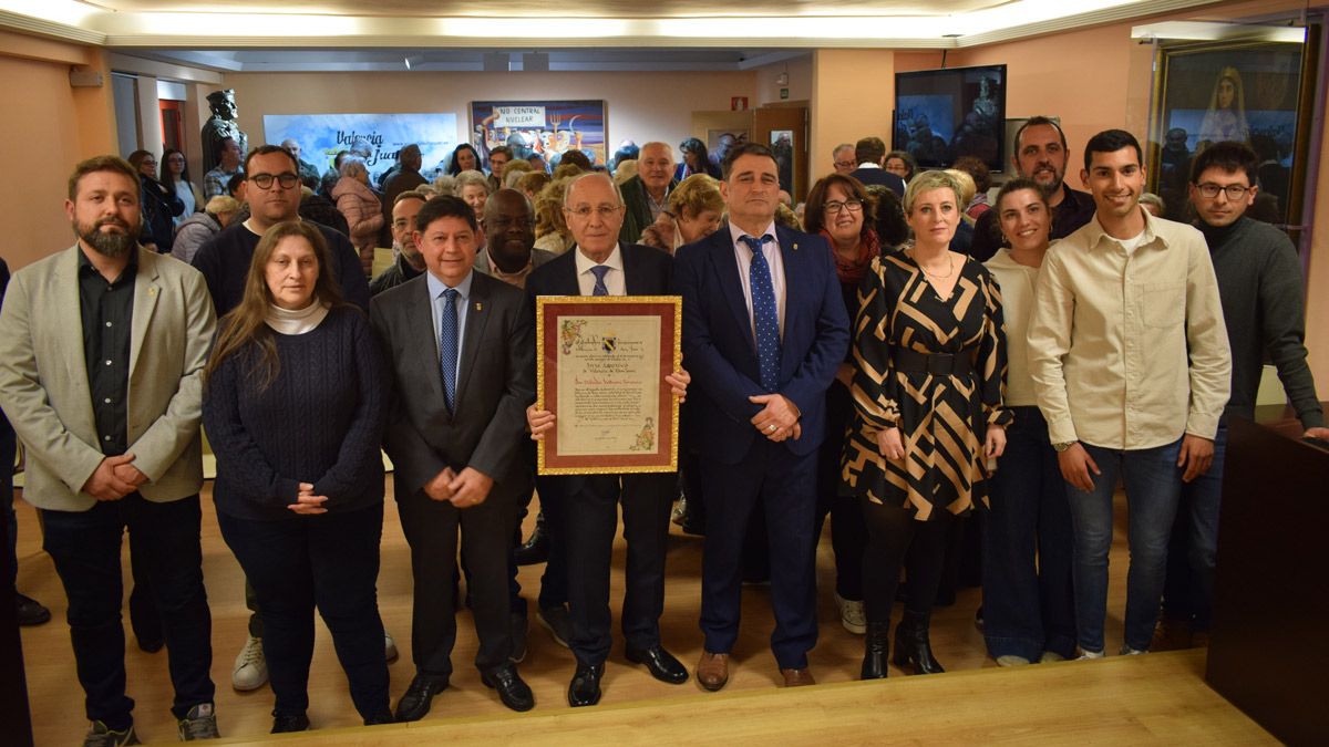 Foto de familia de Salvador Valbuena Turienzo junto con la corporación municipal de Valencia de Don Juan. | A. RODRÍGUEZ