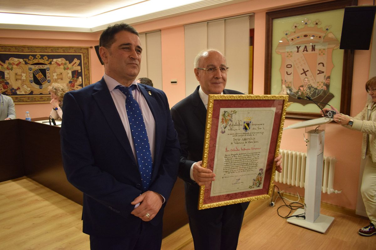 Ricardo Barrientos haciendo entrega a Salvador Valbuena del diploma. | A. RODRÍGUEZ Ricardo Barrientos haciendo entrega a Salvador Valbuena del diploma. | A. RODRÍGUEZ