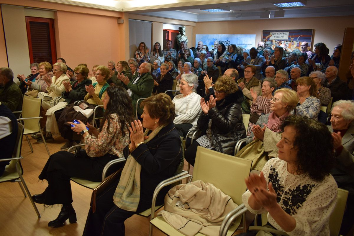 El salón de plenos estaba lleno de vecinos arropando al sacerdote. A. RODRÍGUEZ El salón de plenos estaba lleno de vecinos arropando al sacerdote. A. RODRÍGUEZ