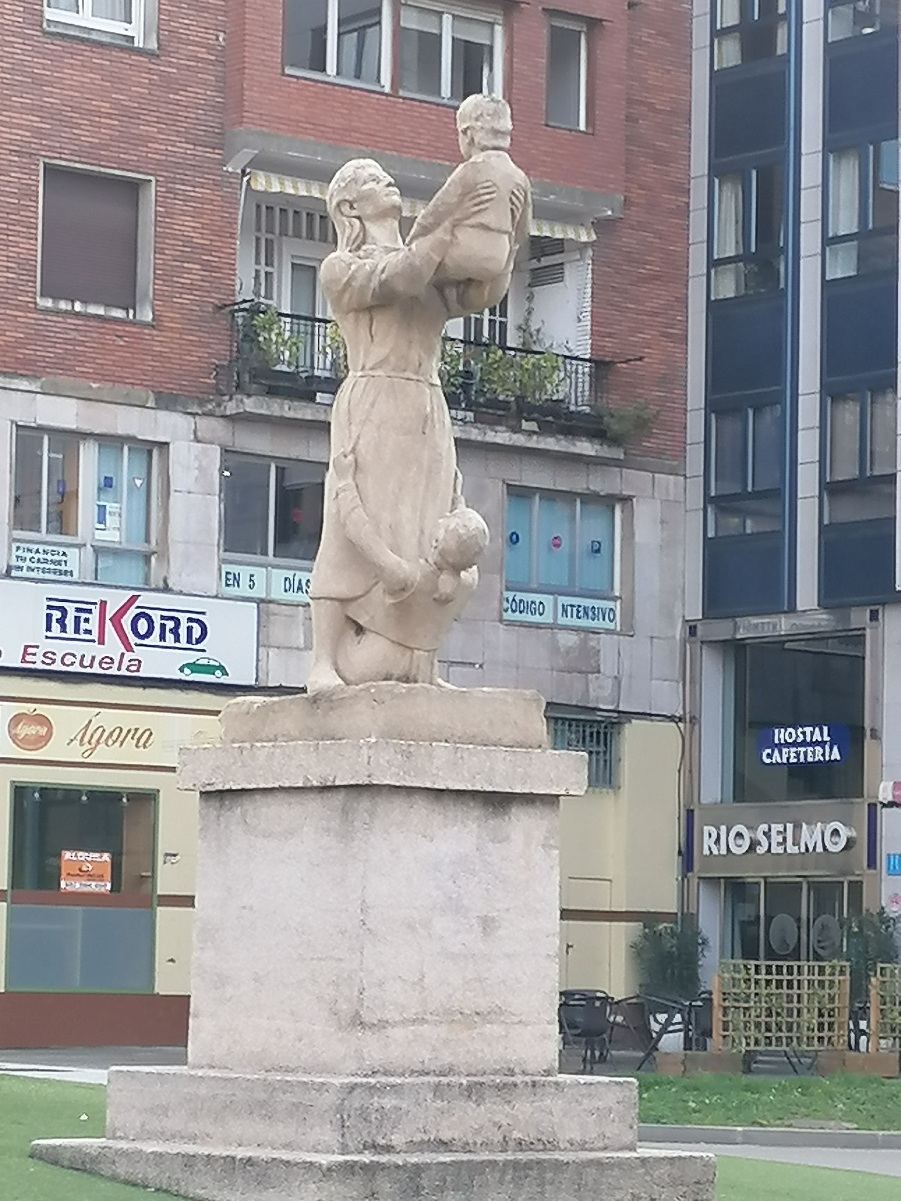 Monumento a la madre, situado en el polígono de las Huertas del Sacramento.