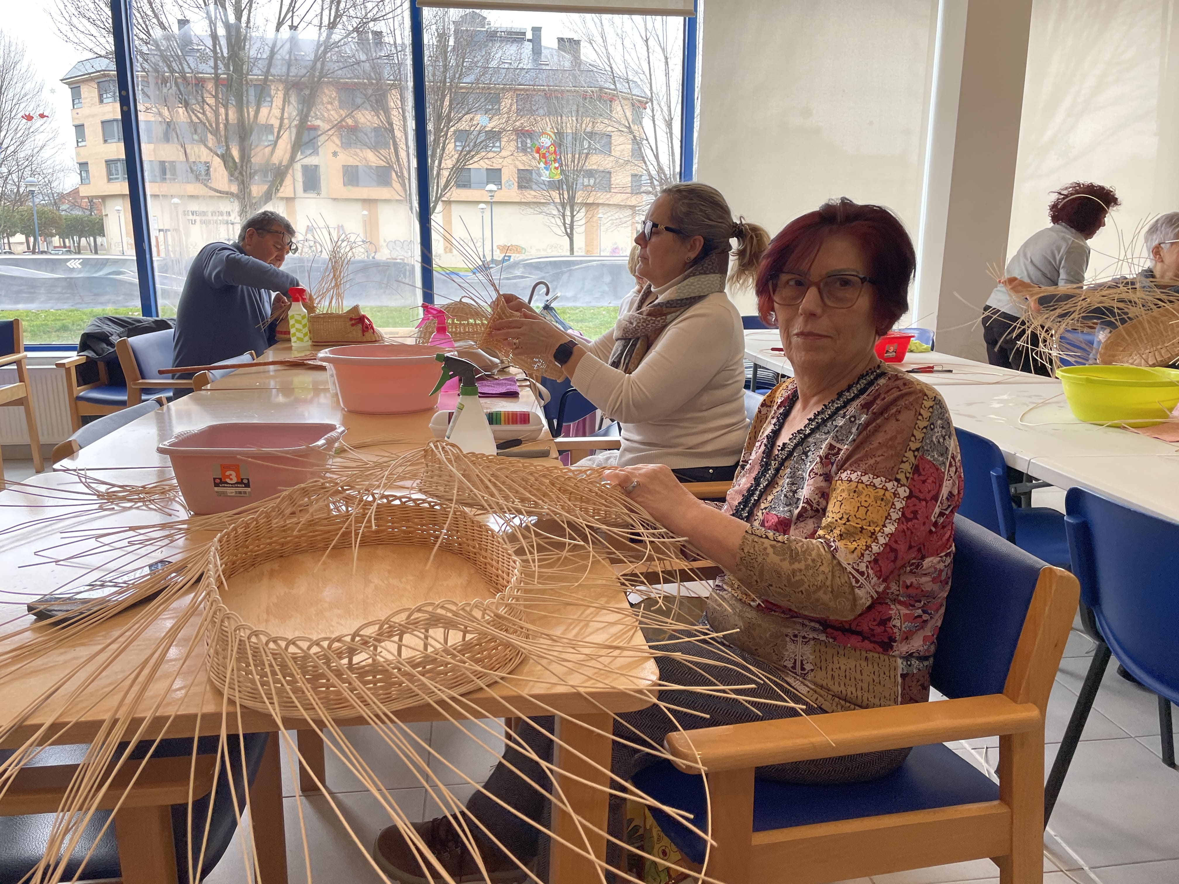 Actividades de cestería en el Centro de Día de Flores del Sil. | JAVIER FERNÁNDEZ