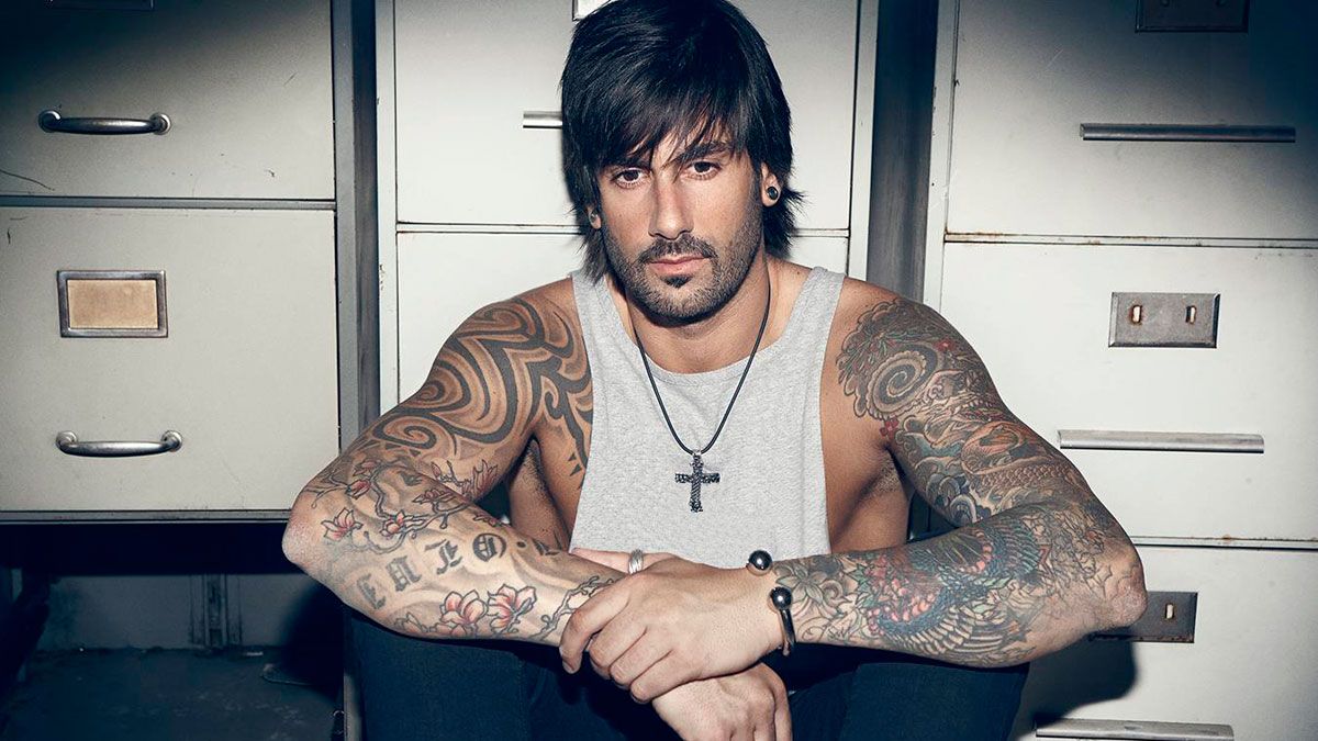 El cantante asturiano Melendi será el encargado de abrir este domingo en la plaza de toros la atractiva oferta musical de las Fiestas de San Juan y San Pedro. El cantante asturiano Melendi será el encargado de abrir este domingo en la plaza de toros la atractiva oferta musical de las Fiestas de San Juan y San Pedro.