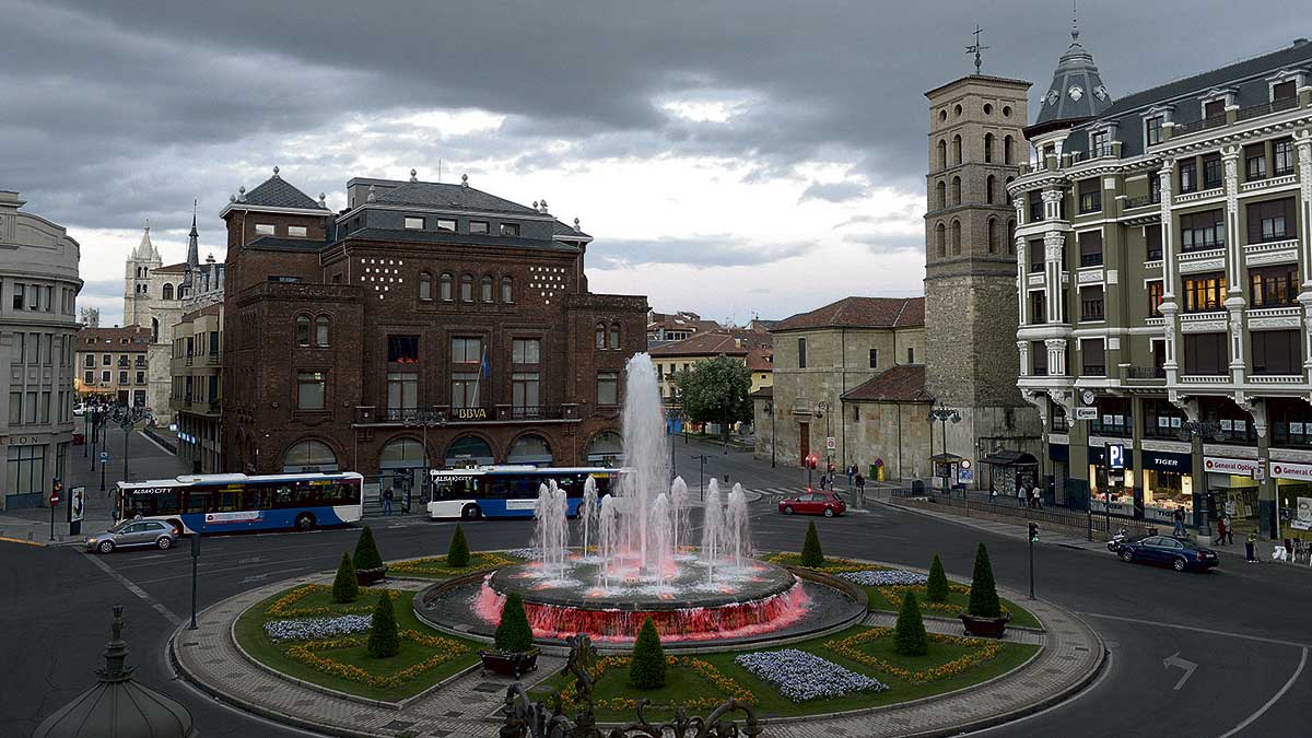Este martes la fuente de Santo Domingo lucía de rojo sangre para unirse a la celebración de los Donantes. | MAURICIO PEÑA