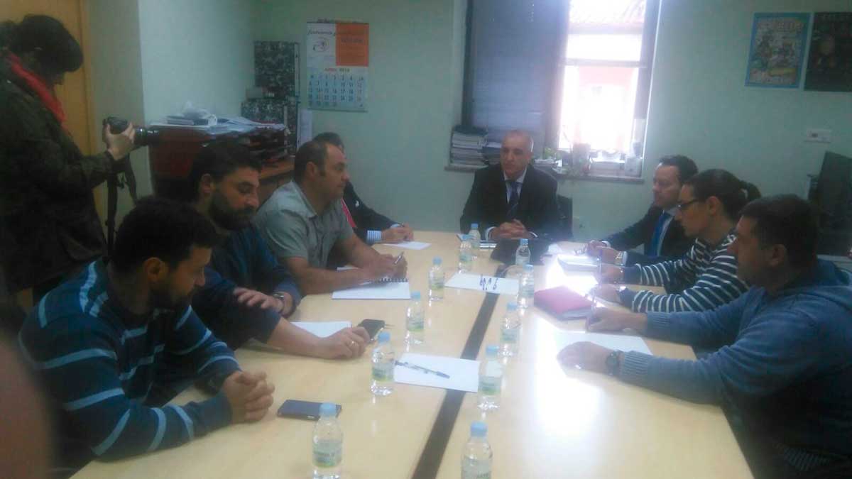 Imagen de la reunión en el Ayuntamiento de La Robla. | L.N.C.