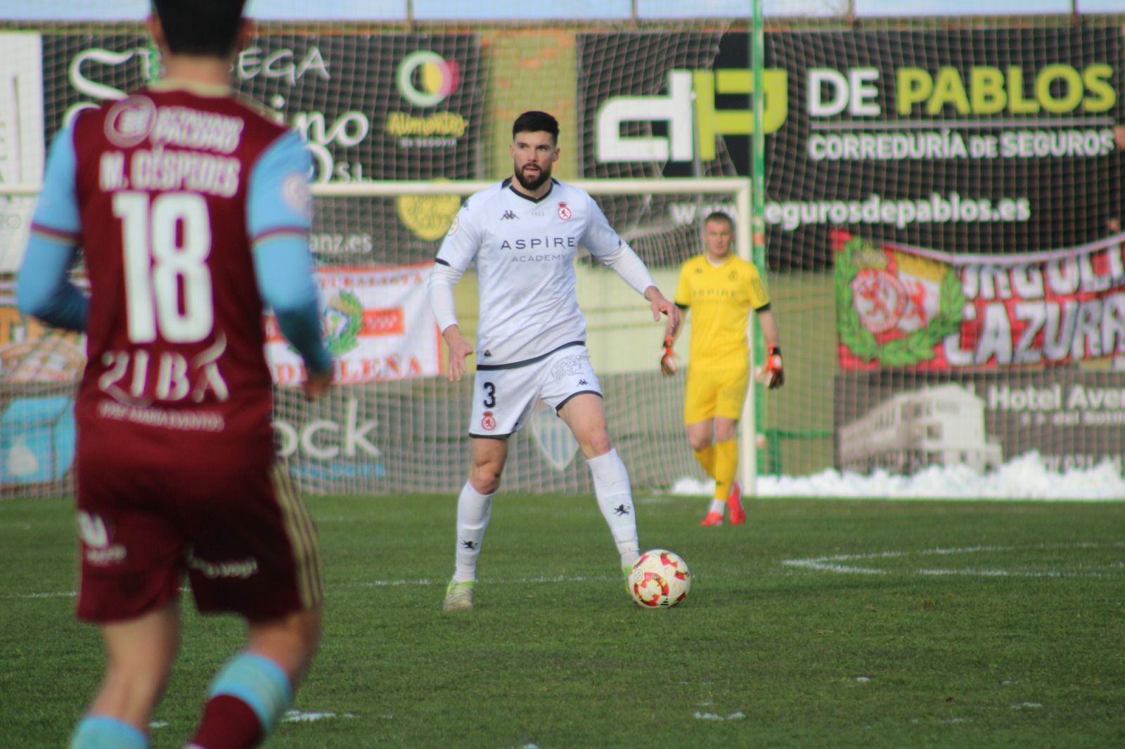 Satrustegui da un pase durante el partido entre la Cultural y la Segoviana. | CYD