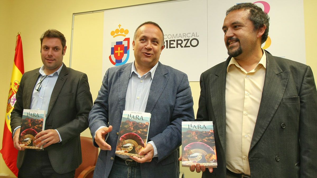 Iván Alonso, Gerardo Álvarez Courel y el autor de la novela, Javier Pérez. | C.S. (Ical)