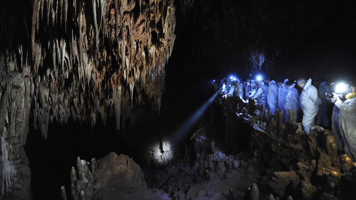 La espectacularidad de la Cueva de Valporquero es aún más increíble en la nueva visita inédita, sólo para pequeños grupos. | DANIEL MARTÍN