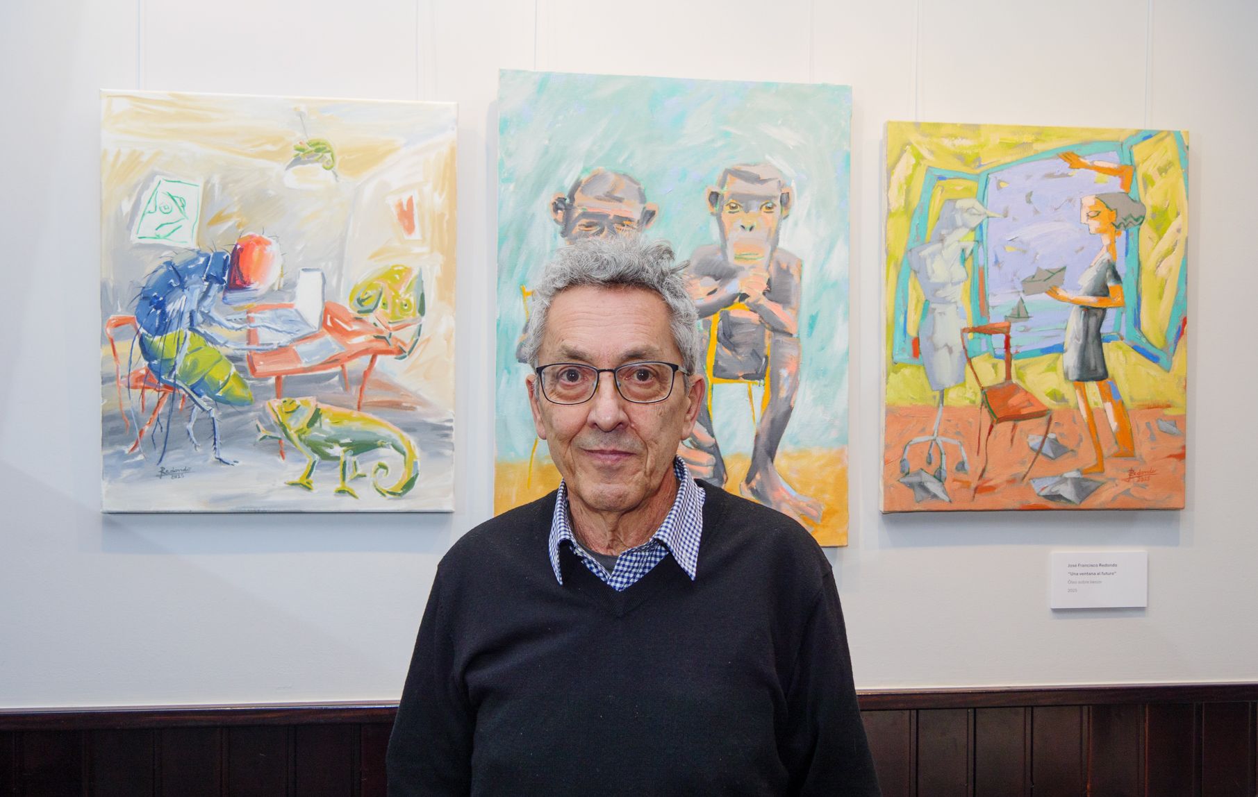 El artista José Redondo ante sus obras expuestas en el Espacio Yvium del Cafelito. | VICENTE GARCÍA