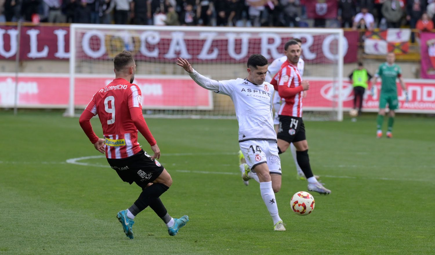 Bicho dispara durante el partido entre Cultural y Zamora. | MAURICIO PEÑA