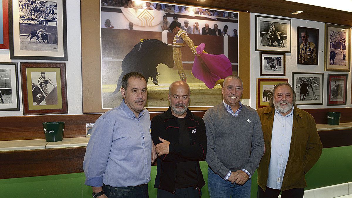 Pablo Martínez, Mauricio Peña, Javier Gómez y Juan Carlos Uriarte, ayer miércoles en el Camarote Madrid en la inauguración de la exposición. | DAVID RUBIO