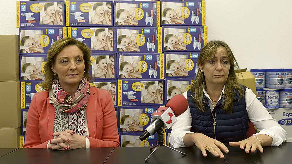 Amaya Azcona y Margarita Escolar ayer durante la presentación. | MAURICIO PEÑA