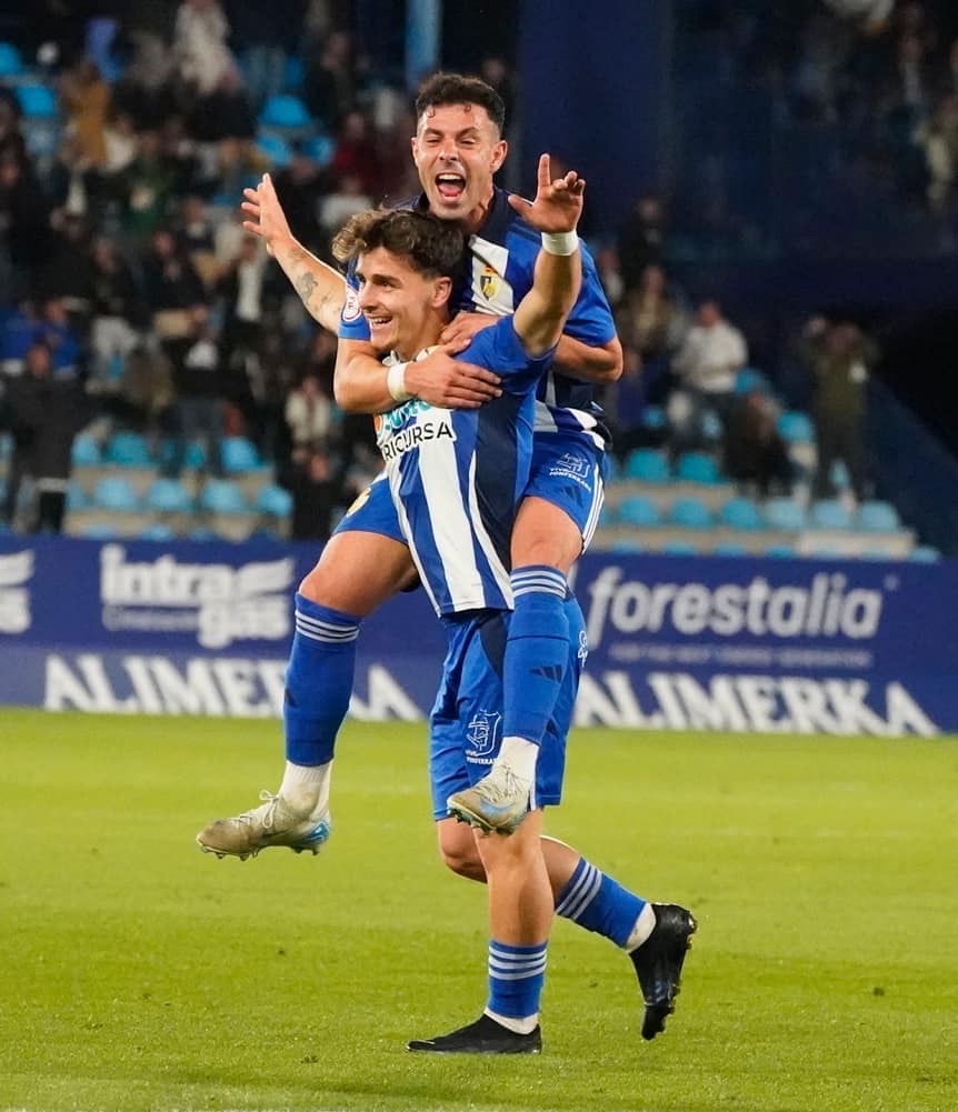 Yeray celebrando con Bustos a sus espaldas su gol contra el Amorebieta. SDP