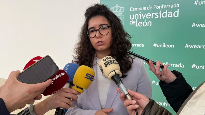 Carmen Vega Valdés acudió al acto en el Campus de Ponferrada. | J.F. Carmen Vega Valdés acudió al acto en el Campus de Ponferrada. | J.F.