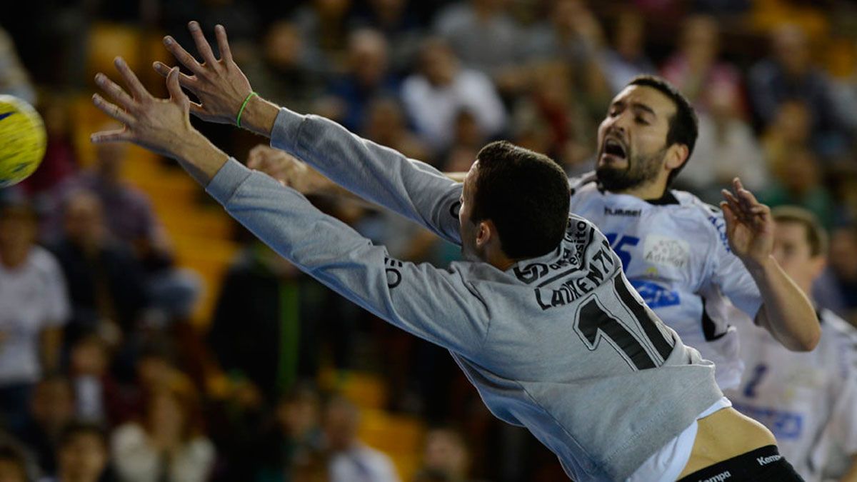 Carrillo bate a Laurentino en un duelo frente al Oporto. | JAVIER QUINTANA Carrillo bate a Laurentino en un duelo frente al Oporto. | JAVIER QUINTANA
