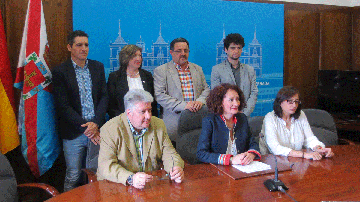 De izquierda a derecha, Roberto Mendo, María Antonia Gancedo, Carlos Fernández, Tulio García, Ricardo Miranda, Gloria Merayo y Amparo Vidal.| L.N.C.