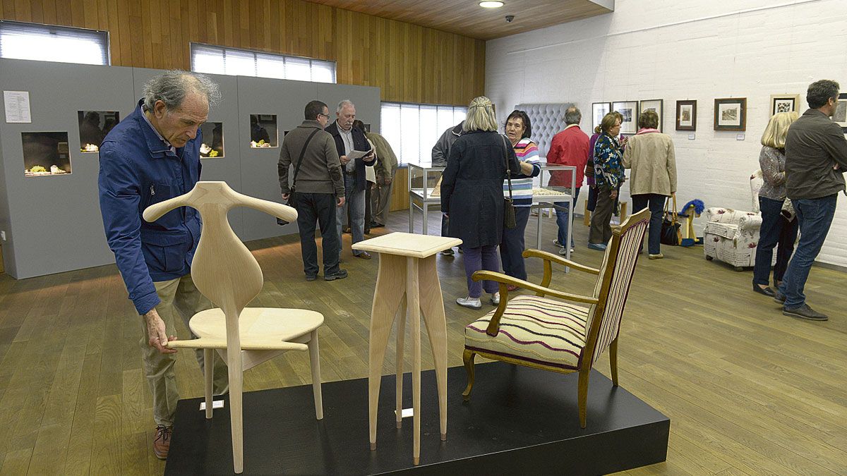 La artesanía y el arte confluyen en la exposición final de curso del Taller de Artes Plásticas y el Centro de los Oficios que puede visitarse en el Auditorio. | MAURICIO PEÑA